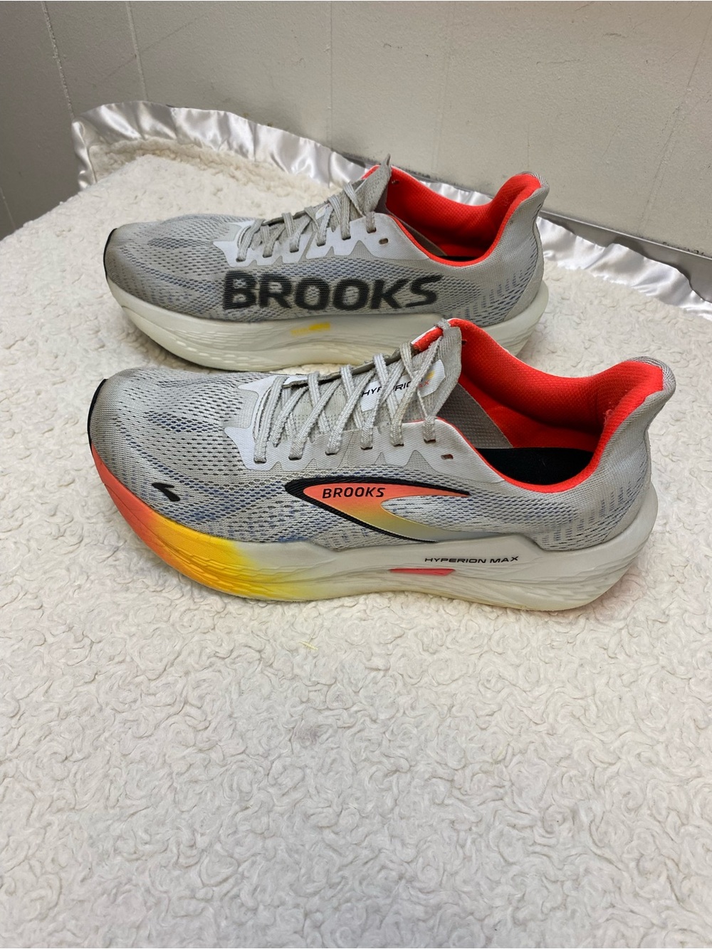 Brooks running Men’s Hyperion Max shoes in size 10 Very comfortable, & light!